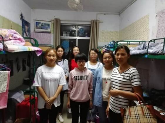 说明: E:\英国上市365\18动科班主任工作\18-19一学期\9.15新生入学宿舍走访-三深入活动\IMG_20180915_192301.jpg